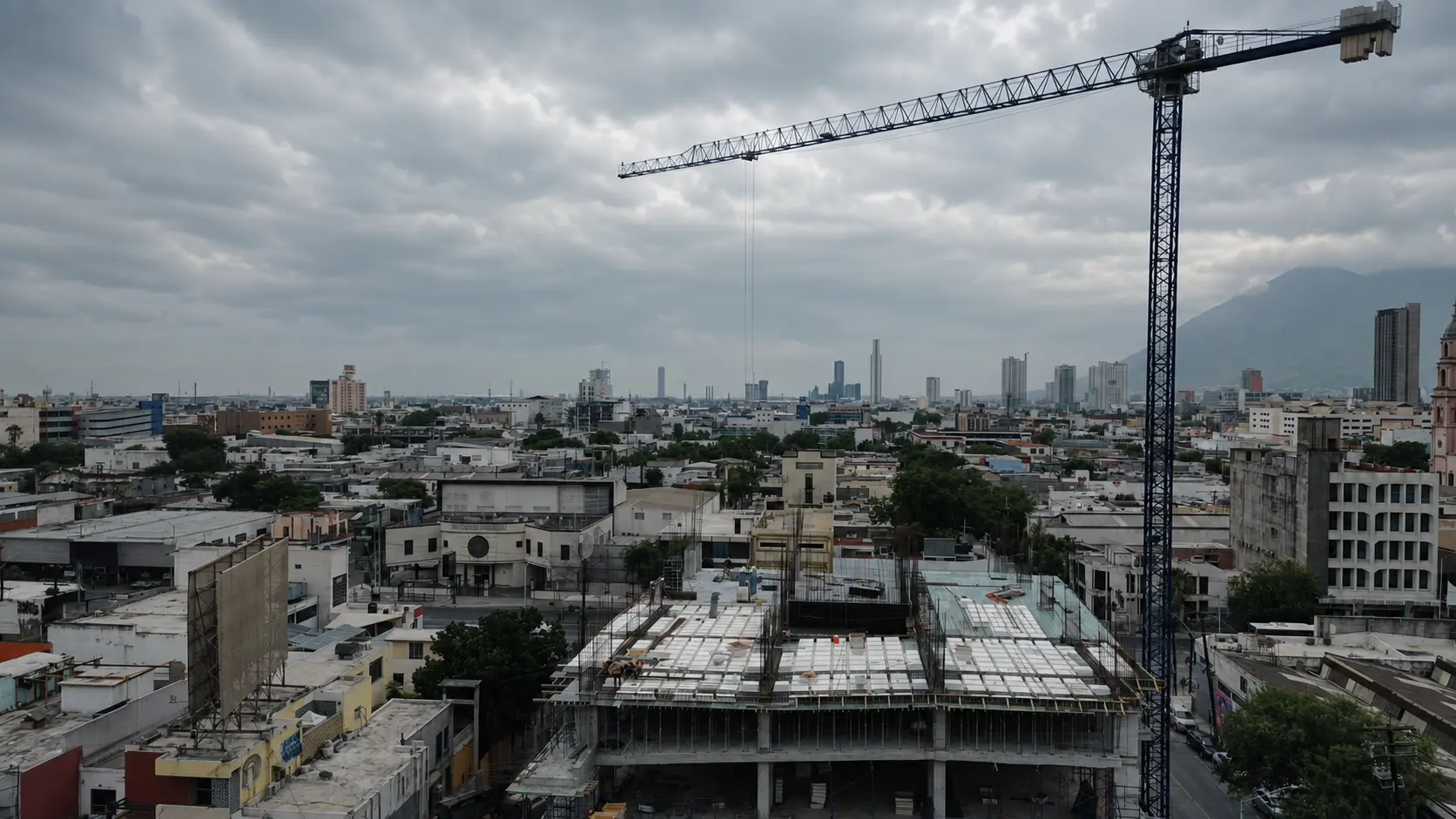 Proyecto de edificación en Monterrey con grúa y estructura en construcción